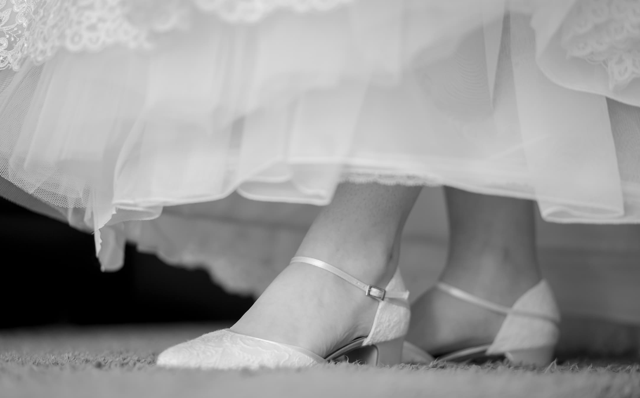Hochzeiten bride-dress-shoes.jpg