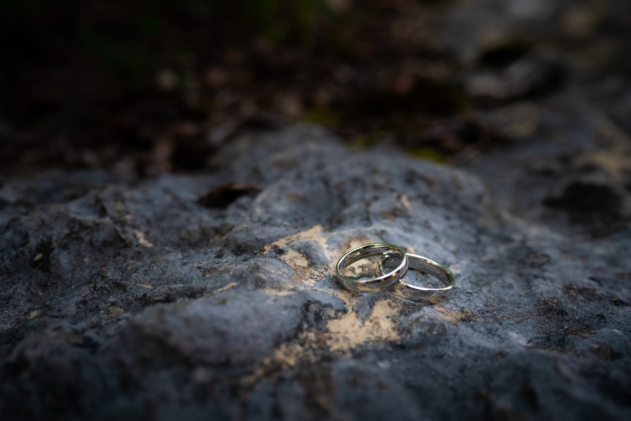 Hochzeiten wedding-rings-on-stone.jpg