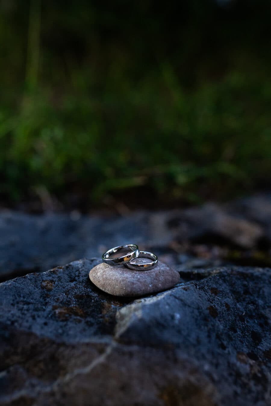 Hochzeiten wedding-rings-stream-light.jpg